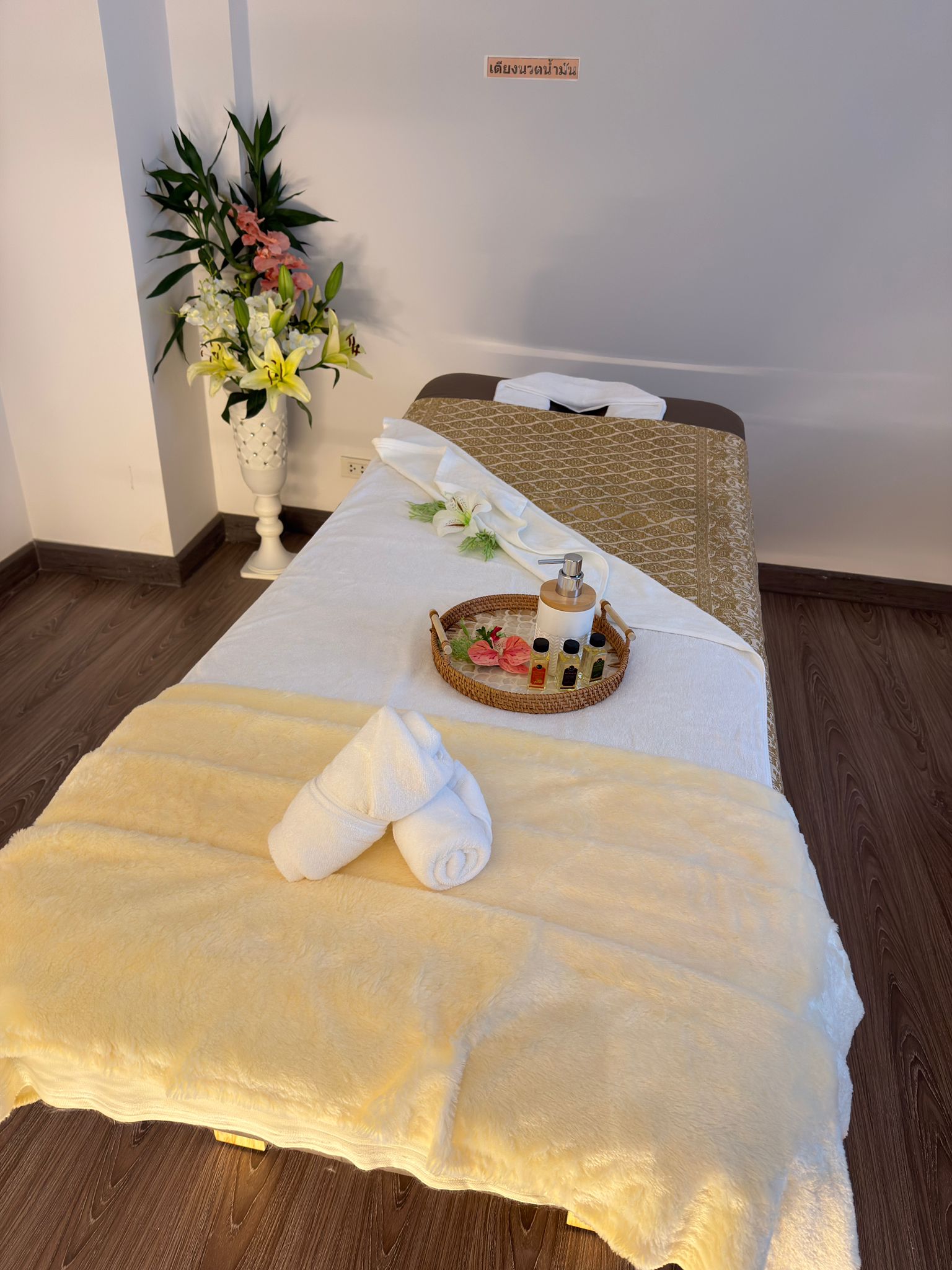 Oil massage room